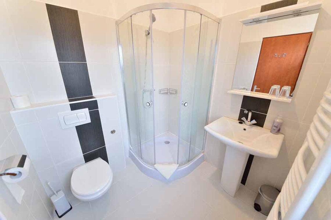 pocz_pinceszet_vendegszoba_furdo