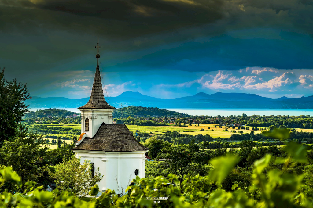 Szent Donát-kápolna – Kortyolj bele a balatoni panorámába!